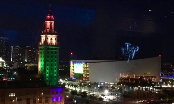 Miami si colora con l’arcobaleno in ricordo delle vittime del Pulse