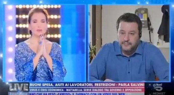 L’Eterno Riposo recitato in diretta da Salvini e dalla D’Urso. Critiche social