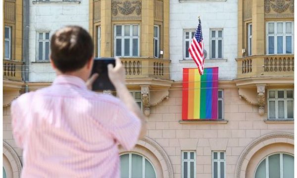 Bandiera Rainbow esposta dall’Ambasciata a Mosca